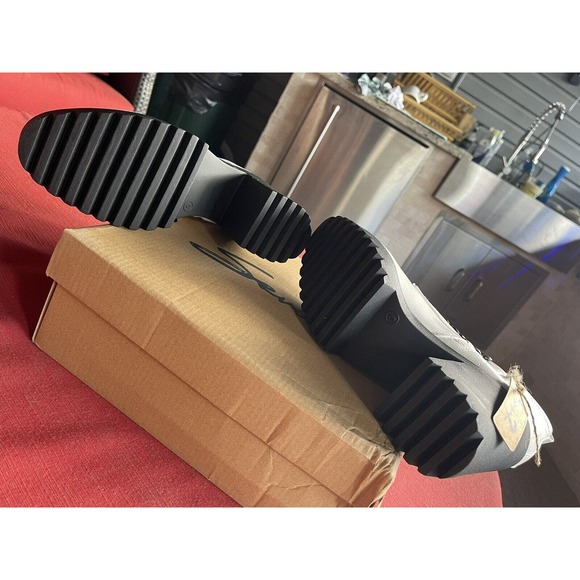 NEW With Box! Seven7Footwear. Flatiron, Off-White Boot. Size 9. Zip On Side. - Picture 6 of 7